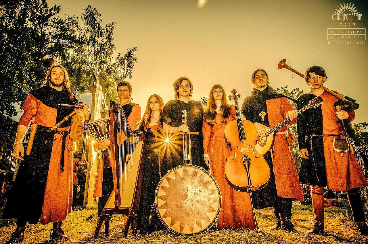 Фолк стиль музыки. Gilead группа. Средневековый музыкальный ансамбль. Этнические музыкальные инструменты. Кельтские музыкальные инструменты.