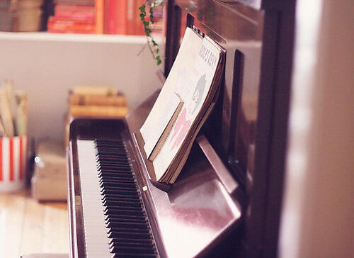 фортепианная минусовка. пианино бабочка. минус пианино. минус пианино. фортепиано любовь.