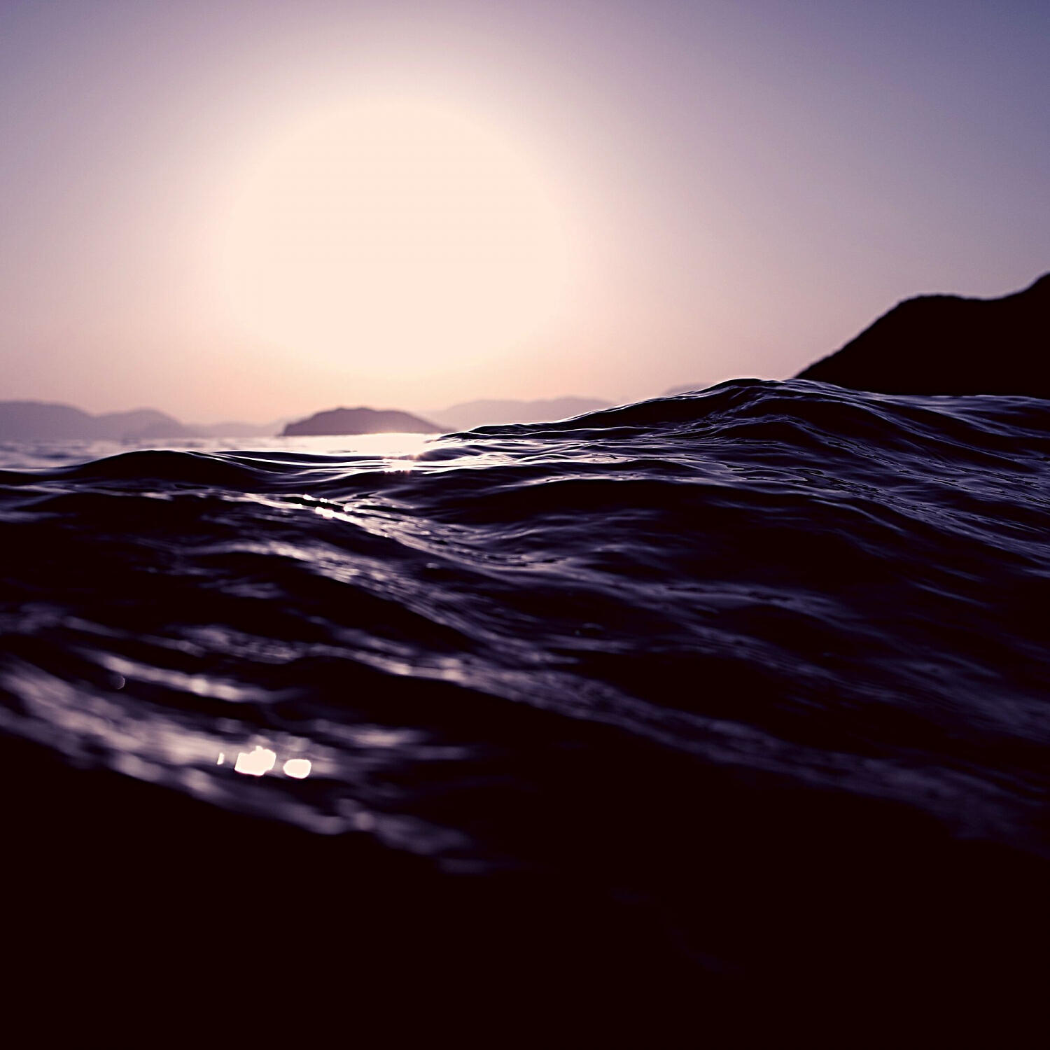 Comfortable ASMR Ocean Waves - Playful Backdrops for Calming Waves