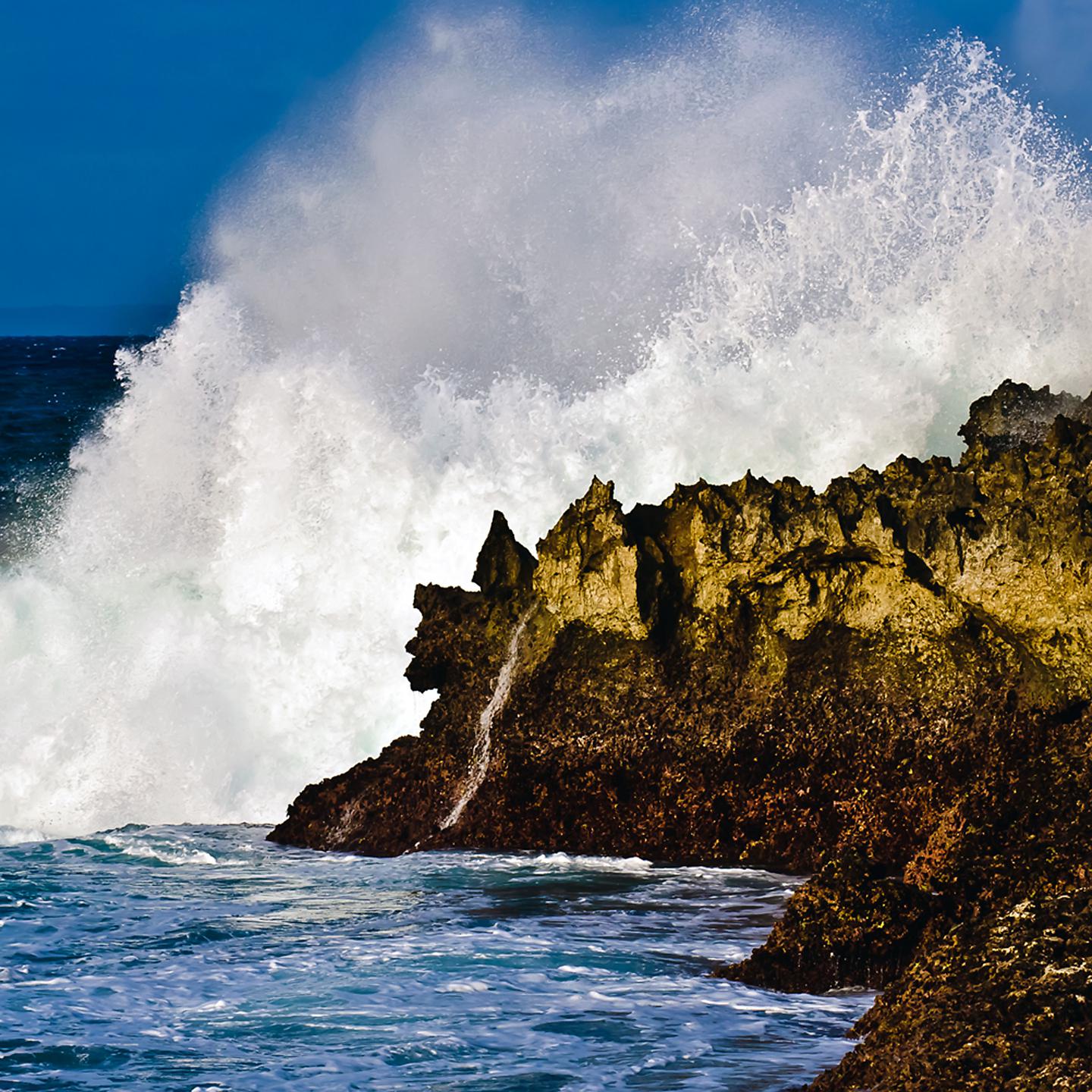 Natural wave. Калимантан скала волна. Море волны скалы. Волны бьются о берег. Волны бьются о скалы.