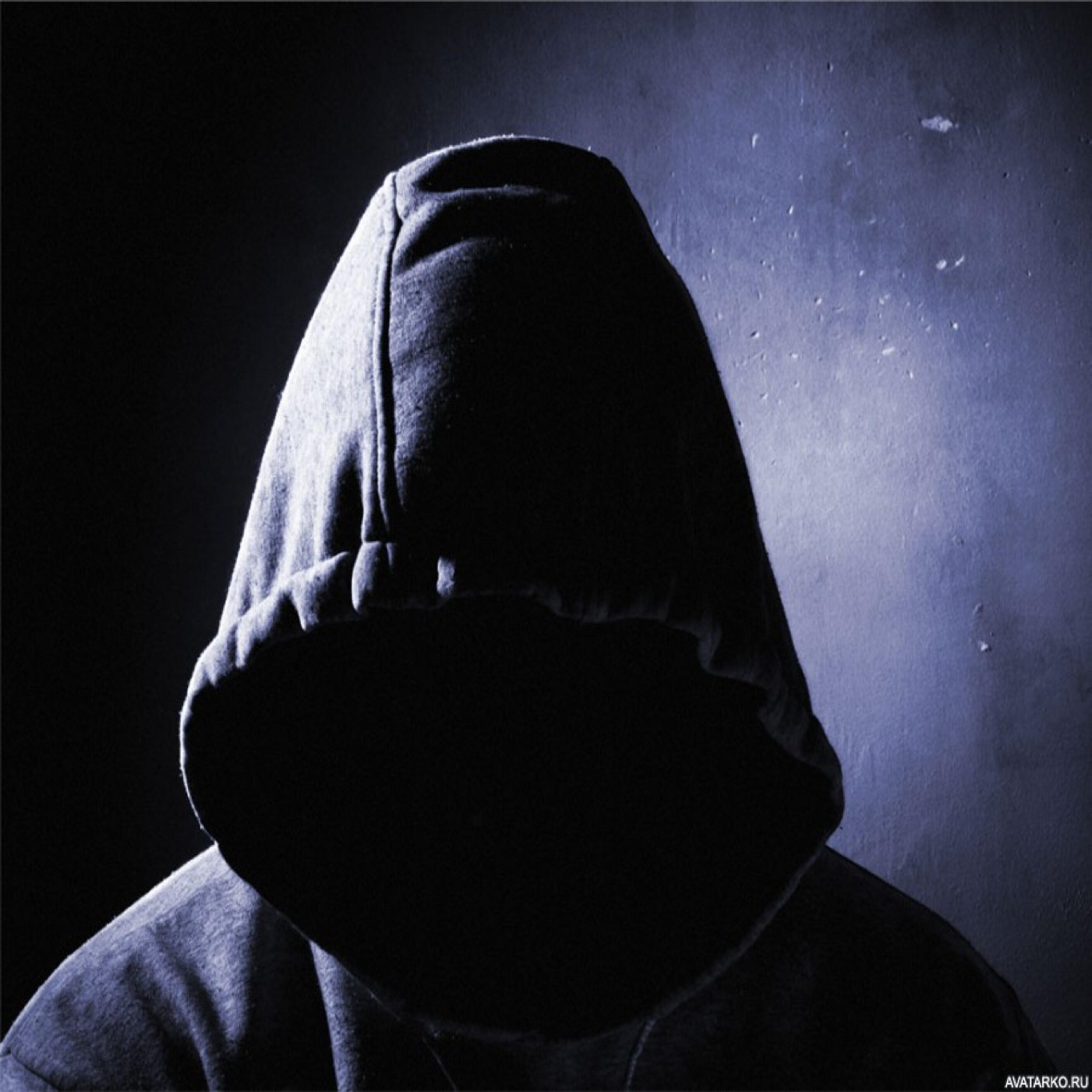 человек в чёрном плаще с капюшоном. рэпер в капюшоне. человек в капюшоне без лица. человек в капюшоне. мужчина в капюшоне.