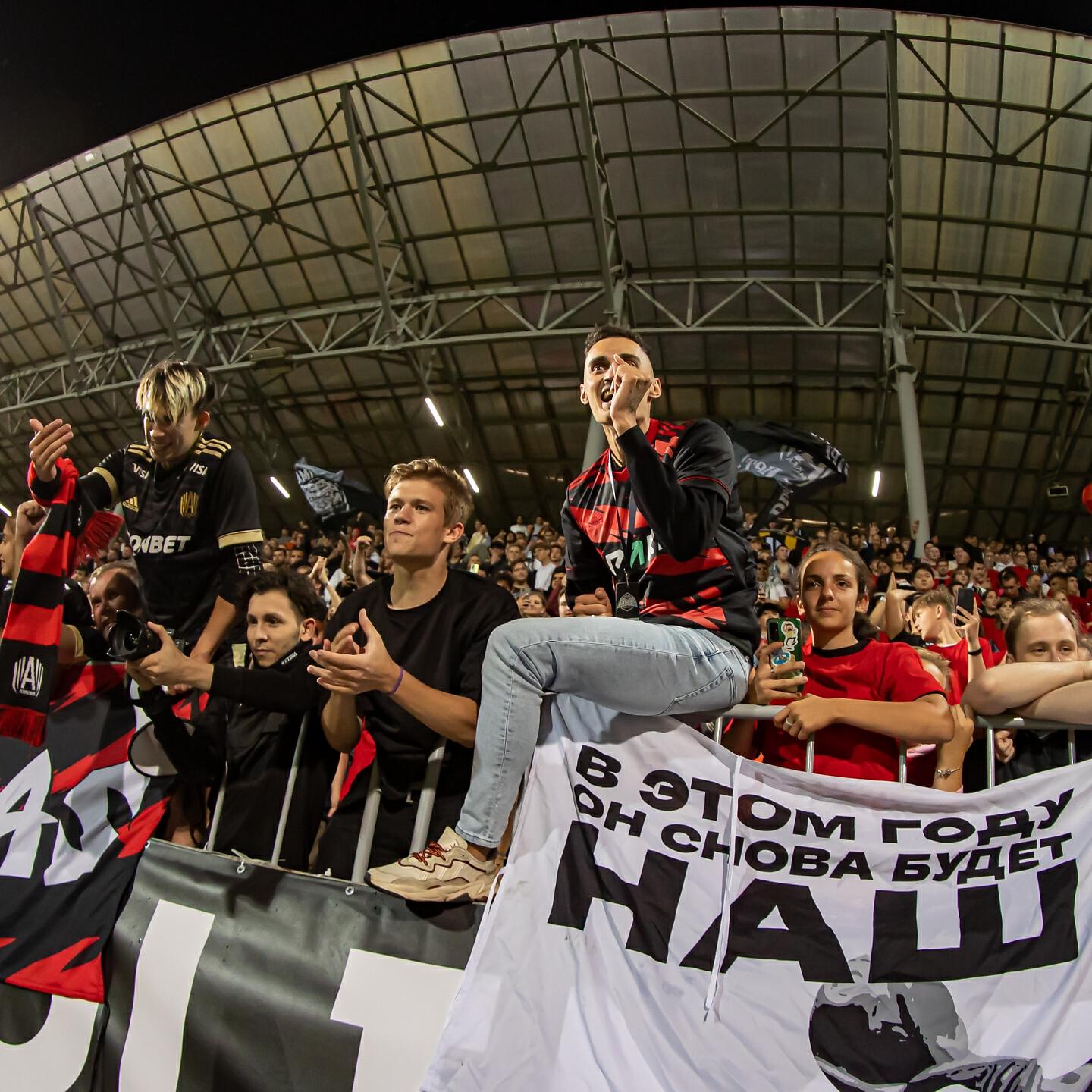 Это стольный град это лучший клуб это наш зенит это петербург. Гимн болельщиков зенита. Гимн фанатов. Гимн фанатов. Гимн болельщиков зенита.