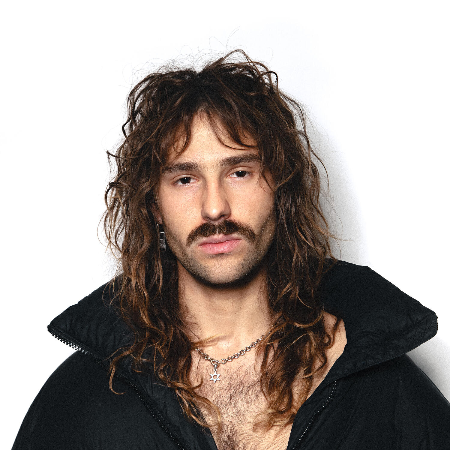 Alon belinson. Alon певец биография. Алон песня иу. Alon иу. Alon иу.