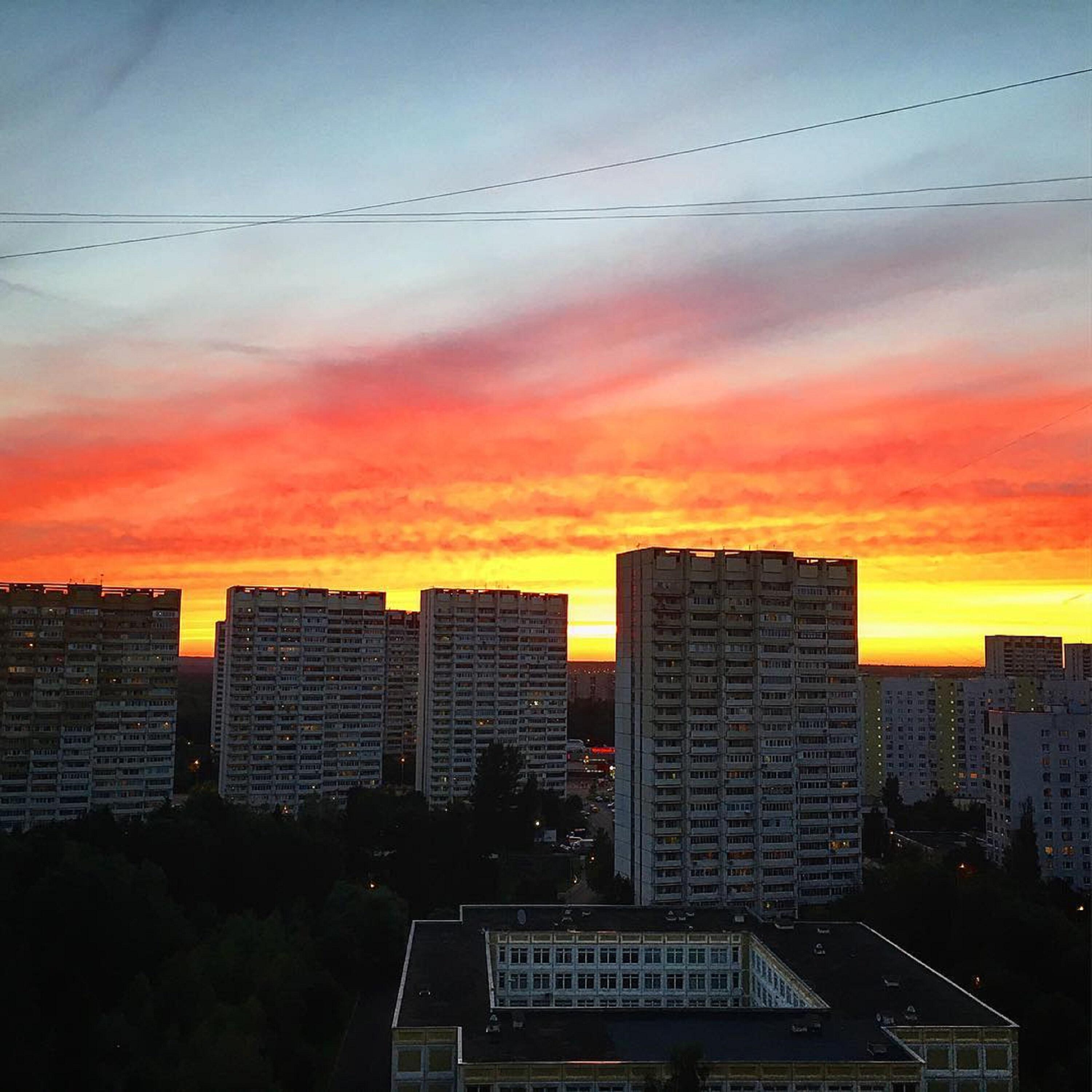 Дом на заре. Закат из окна многоэтажки. Рассвет многоэтажки. Красивый закат с многоэтажки. Закат над домами.