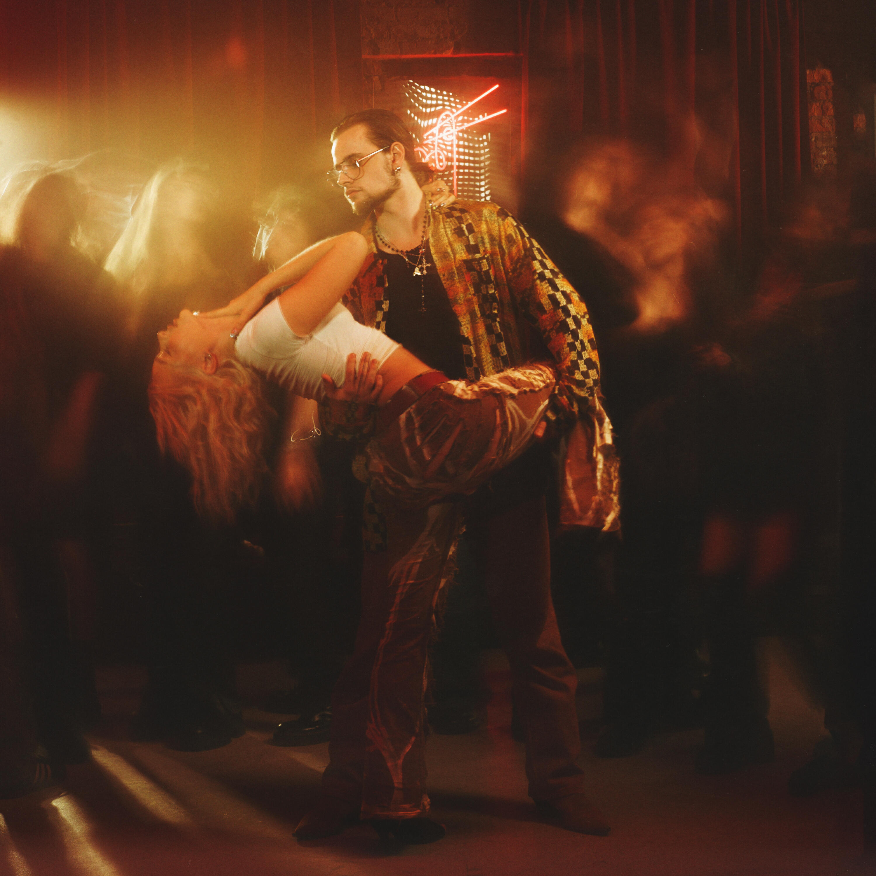 Альбом Танцуй исполнителя Bad Barbie