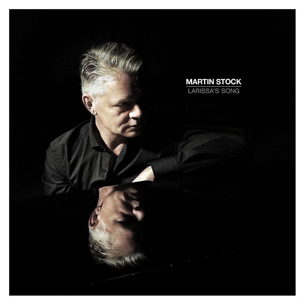 красивые девушки и граммофон. мама гуляет в наушниках. музыкант задумался. Mayot певец на белом фоне. музыкант думает.