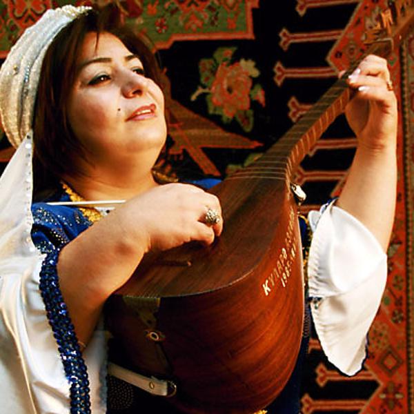 Азербайджанские песни на телефон. Ашуги Азербайджана. Ашуги женщина. Ашуг Алескер. Азербайджанские композиции.